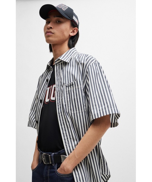 HUGO（ヒューゴ）の「ストライプ コットンシャンブレー オーバーサイズフィットシャツ（シャツ/ブラウス・メンズ・ダークブルー・L/M/S/XL/XXL/XS）」の3枚目の写真