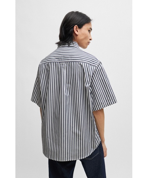 HUGO（ヒューゴ）の「ストライプ コットンシャンブレー オーバーサイズフィットシャツ（シャツ/ブラウス・メンズ・ダークブルー・L/M/S/XL/XXL/XS）」の4枚目の写真