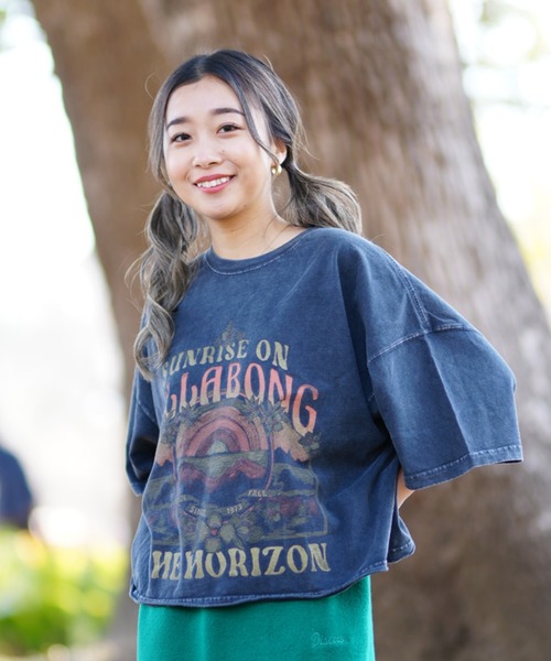 BILLABONG(ビラボン)の「BILLABONG/ビラボン Tシャツ ワイドルーズシルエット クロップド丈 BE013-207(Tシャツ/カットソー・レディース・ライトブルー/ホワイト/イエロー/スミクロ・M)」の2枚目の写真
