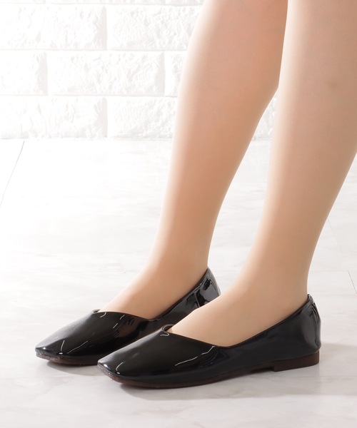 Lace Ladies(レースレディース)の「エナメル調 スクエアトゥ フラット Vカット パンプス(パンプス・レディース・グリーン/ブラック/アイボリー・22.5/23/23.5/24/24.5/ 25)」の4枚目の写真