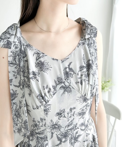 mily bilet(ミウィビレット)の「【mily bilet】歩く度に揺れるショルダーリボンでパッと華やぐ。花柄肩リボンワンピース(ワンピース・レディース・ピンク/ブルー/グレー・LARGE/MEDIUM/SMALL/X-LARGE)」の9枚目の写真