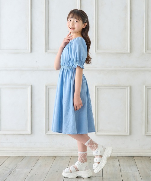 Amourire girl(アムリールガール)の「肩ひもデザイン デニムワンピース(130㎝~160㎝)(ワンピース・キッズ・サックスブルー/ブルー・130cm/140cm/150cm/160cm)」の4枚目の写真
