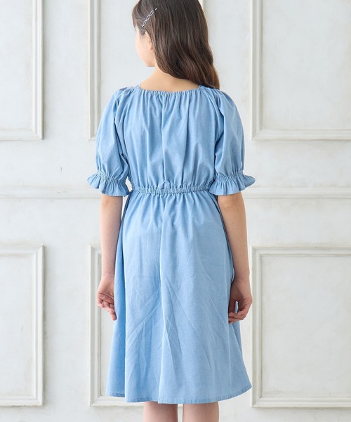 Amourire girl(アムリールガール)の「肩ひもデザイン デニムワンピース(130㎝~160㎝)(ワンピース・キッズ・サックスブルー/ブルー・130cm/140cm/150cm/160cm)」の5枚目の写真