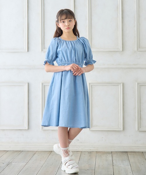 Amourire girl(アムリールガール)の「肩ひもデザイン デニムワンピース(130㎝~160㎝)(ワンピース・キッズ・サックスブルー/ブルー・130cm/140cm/150cm/160cm)」の7枚目の写真