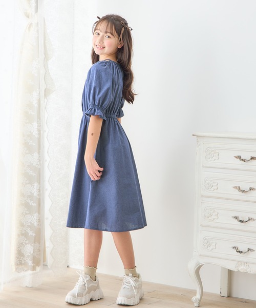 Amourire girl(アムリールガール)の「肩ひもデザイン デニムワンピース(130㎝~160㎝)(ワンピース・キッズ・サックスブルー/ブルー・130cm/140cm/150cm/160cm)」の8枚目の写真