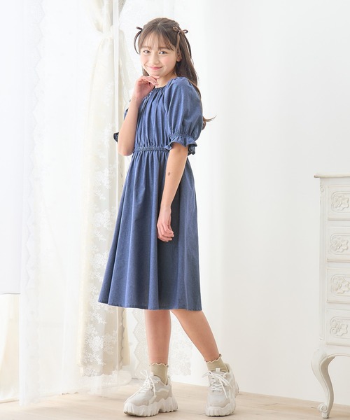 Amourire girl(アムリールガール)の「肩ひもデザイン デニムワンピース(130㎝~160㎝)(ワンピース・キッズ・サックスブルー/ブルー・130cm/140cm/150cm/160cm)」の9枚目の写真