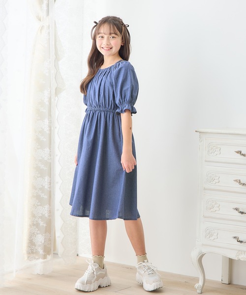 Amourire girl(アムリールガール)の「肩ひもデザイン デニムワンピース(130㎝~160㎝)(ワンピース・キッズ・サックスブルー/ブルー・130cm/140cm/150cm/160cm)」の12枚目の写真