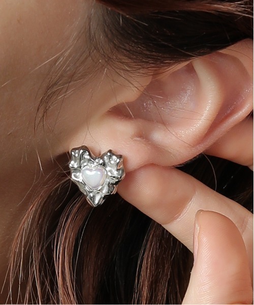 emesuelee(エメスーリー)の「ハートモチーフピアス 金アレ対応 ステンレス(ピアス(片耳用)・レディース・シルバー/ゴールド・フリー)」の1枚目の写真