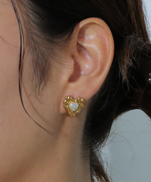 emesuelee(エメスーリー)の「ハートモチーフピアス 金アレ対応 ステンレス(ピアス(片耳用)・レディース・シルバー/ゴールド・フリー)」の2枚目の写真