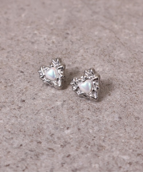 emesuelee(エメスーリー)の「ハートモチーフピアス 金アレ対応 ステンレス(ピアス(片耳用)・レディース・シルバー/ゴールド・フリー)」の3枚目の写真