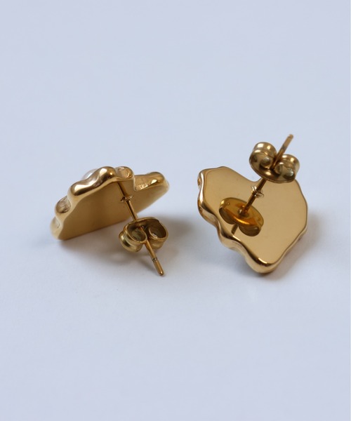 emesuelee(エメスーリー)の「ハートモチーフピアス 金アレ対応 ステンレス(ピアス(片耳用)・レディース・シルバー/ゴールド・フリー)」の7枚目の写真