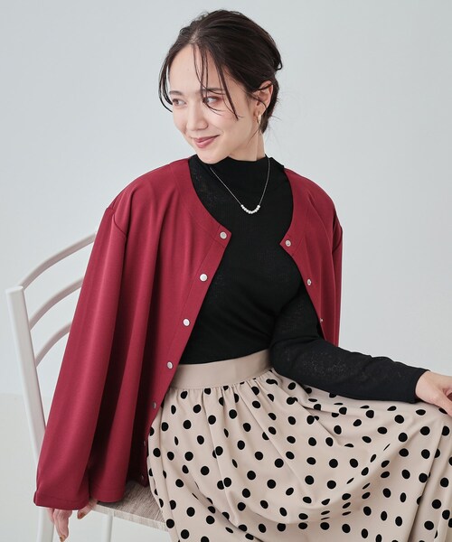 SHOO・LA・RUE（シューラルー）の「◆【洗える】ドットボタンがアクセント 着こなし色々クルーネックカーディガン（カーディガン/ボレロ・レディース・ライトグレー/ボルドー/スミクロ/ブラック・04/03/02）」の4枚目の写真