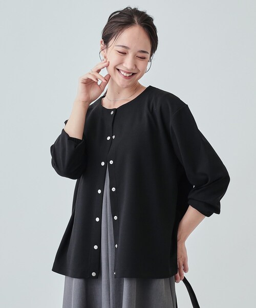 SHOO・LA・RUE（シューラルー）の「◆【洗える】ドットボタンがアクセント 着こなし色々クルーネックカーディガン（カーディガン/ボレロ・レディース・ライトグレー/ボルドー/スミクロ/ブラック・04/03/02）」の2枚目の写真