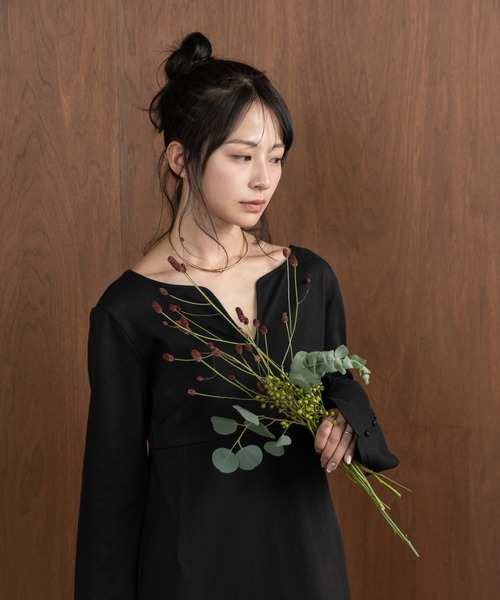 Amiur（エミレ）の「v neck pencil ops【Amiur × minami】 / vネックペンシルワンピース（ワンピース・レディース・ブラック/カーキ/アイボリー・SMALL/MEDIUM）」の15枚目の写真