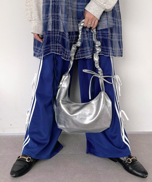 kutir（クティール）の「kutirlune／リボンショルダーバッグ　ワンハンドルバッグ（ショルダーバッグ・レディース・シルバー/ブラック・FREE）」の15枚目の写真