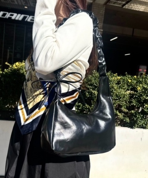 kutir（クティール）の「kutirlune／リボンショルダーバッグ　ワンハンドルバッグ（ショルダーバッグ・レディース・シルバー/ブラック・FREE）」の3枚目の写真