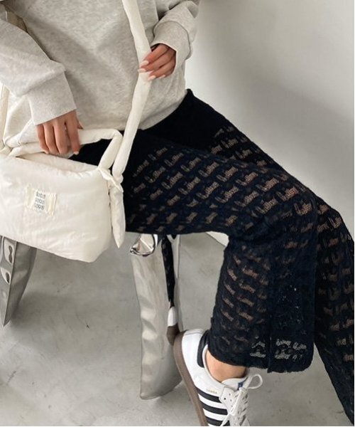 LUKU nari(ルクナーリ)の「レースフレアパンツ(その他パンツ・レディース・ブラック/アイボリー・F)」の1枚目の写真