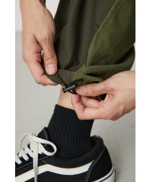 RODEO CROWNS WIDE BOWL（ロデオクラウンズワイドボウル）の「パッチワークカーゴパンツ（カーゴパンツ・メンズ・ブラック/ベージュ/カーキ・MEDIUM/LARGE）」の4枚目の写真