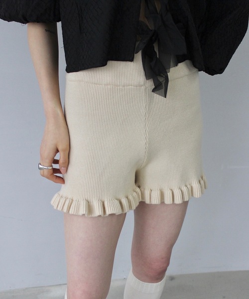 SANSeLF(サンセルフ)の「ヘムフリルニットショートパンツ【SANSeLF】sanw25s016(その他パンツ・レディース・アイボリー/ブラック/グレー・FREE)」の2枚目の写真