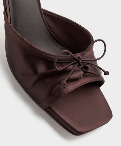 CHARLES & KEITH（チャールズ & キース）の「ルーシュド ボウヒールミュール（サンダル・レディース・ダークブラウン/ブラック系その他2/ドット・25.5cm/25cm/24.5cm/23.5cm/23cm/22.5cm/22cm/26.5cm）」の6枚目の写真