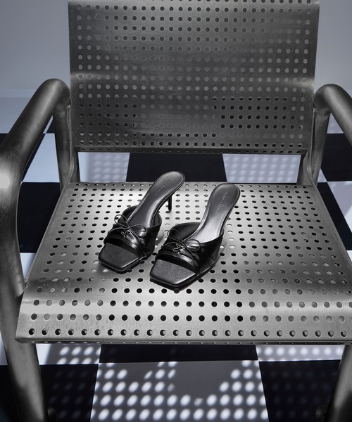 CHARLES & KEITH（チャールズ & キース）の「ルーシュド ボウヒールミュール（サンダル・レディース・ダークブラウン/ブラック系その他2/ドット・25.5cm/25cm/24.5cm/23.5cm/23cm/22.5cm/22cm/26.5cm）」の19枚目の写真
