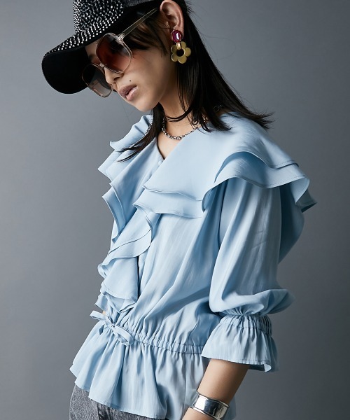 GEVS.（ジェイヴィス）の「フリルブラウス＜大きいサイズ有＞GEVS.（シャツ/ブラウス・レディース・オフホワイト/サックスブルー・3L/LL/L/M/5L/4L）」の2枚目の写真