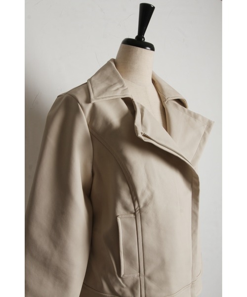 tocco closet(トッコ クローゼット)の「エコレザーライダースジャケット(ライダースジャケット・レディース・アイボリー/ブラック・M)」の22枚目の写真