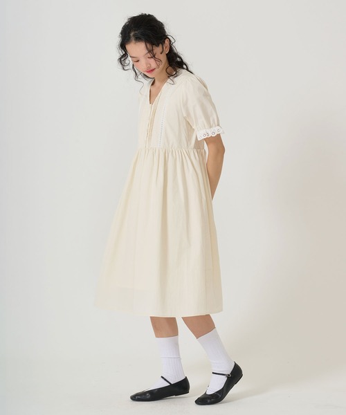 TINA:JOJUN(ティーナジョジュン)の「2WAY パフスリーブギャザーワンピース TINA:JOJUN(ワンピース・レディース・ホワイト/クリーム・M)」の11枚目の写真
