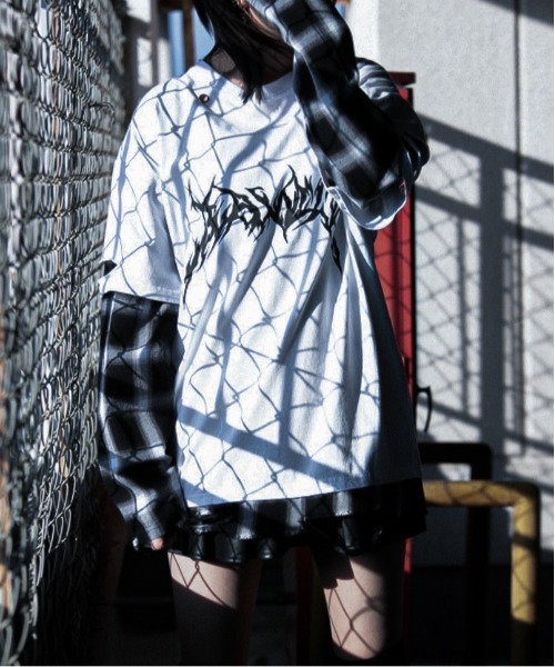 tシャツ 「チェーンネックレス付き」オンブレチェック フェイクレイヤード Y2K トライバルロゴ ロングTシャツ レディース メンズ Revo.（レボ）の「【チェーンネックレス付き】オンブレチェック