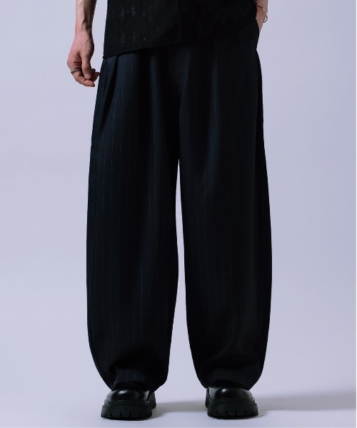 Crownor(クラウノアー)の「ダブルタック ストライプ カーブパンツ(スラックス・メンズ・チャコール/ネイビー・MEDIUM/LARGE)」の1枚目の写真