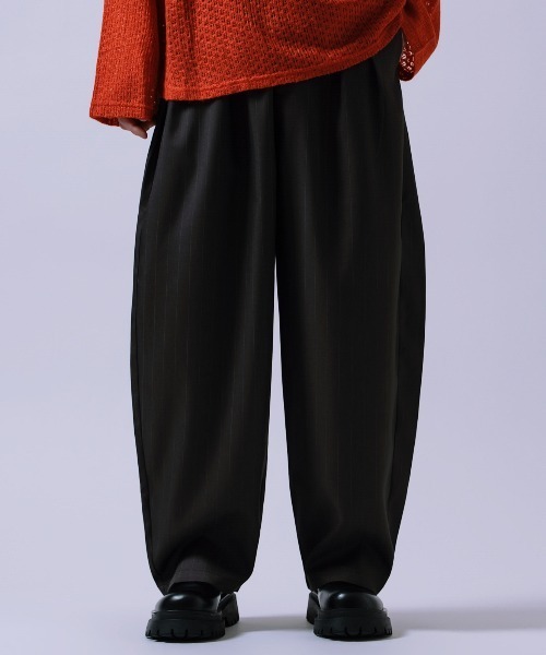 Crownor(クラウノアー)の「ダブルタック ストライプ カーブパンツ(スラックス・メンズ・チャコール/ネイビー・MEDIUM/LARGE)」の2枚目の写真