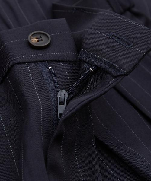 Crownor(クラウノアー)の「ダブルタック ストライプ カーブパンツ(スラックス・メンズ・チャコール/ネイビー・MEDIUM/LARGE)」の7枚目の写真