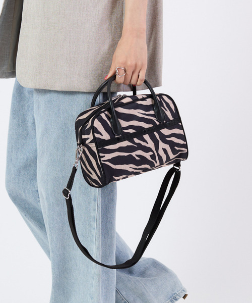 LeSportsac(レスポートサック)の「SQUARE TH CROSSBODY アップタウンラフィアゼブラ/ブラック(ショルダーバッグ・レディース・ブラウン・FREE)」の2枚目の写真