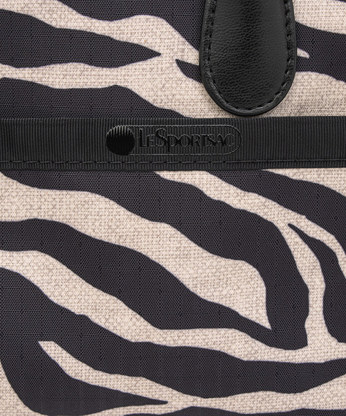 LeSportsac(レスポートサック)の「SQUARE TH CROSSBODY アップタウンラフィアゼブラ/ブラック(ショルダーバッグ・レディース・ブラウン・FREE)」の8枚目の写真