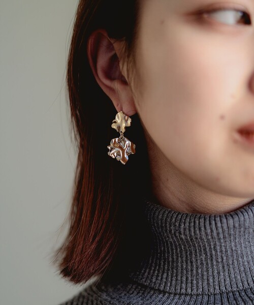 B:MING by BEAMS（ビーミングバイビームス）の「リーフ ピアス（ピアス（両耳用）・レディース・シルバー/ゴールド・ONE SIZE）」の2枚目の写真