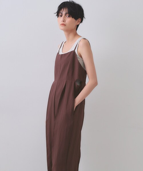 OPAQUE.CLIP（オペークドットクリップ）の「《STORY掲載》サイドオープンカットサロペット【洗える】（サロペット/オーバーオール・レディース・ブラック/ダークブラウン・38/40）」の2枚目の写真
