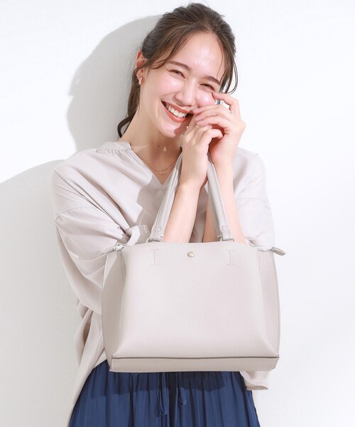 SHOO・LA・RUE（シューラルー）の「【軽量/2WAY】ふわっと軽い ミドルサイズ トートバッグ（トートバッグ・レディース・グレー/ブラウン系その他/ワインレッド/ブラック・00）」の3枚目の写真