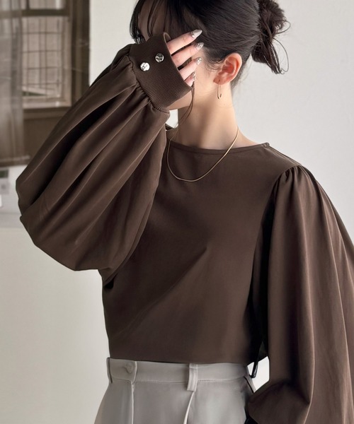 classicalelf(クラシカルエルフ)の「シルエットで差が付く、綺麗めスタイルの完成形◎袖先ボタンボリュームスリーブトップス(長袖)(Tシャツ/カットソー・レディース・チャコール/ブラウン/ブラック/オフホワイト・LARGE/MEDIUM/SMALL/X-LARGE)」の7枚目の写真