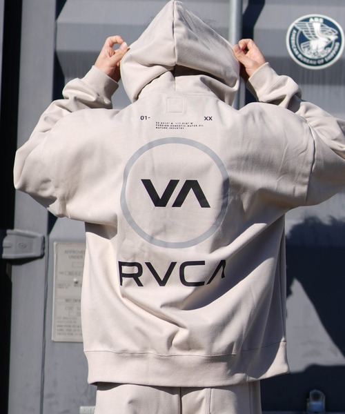 RVCA（ルーカ）の「RVCA/ルーカ REFRECTIVE WRWB LOGO HD パーカー BF042-P02（パーカー・メンズ・カーキブラウン/ストーン/ブラック・L/M/XL）」の2枚目の写真