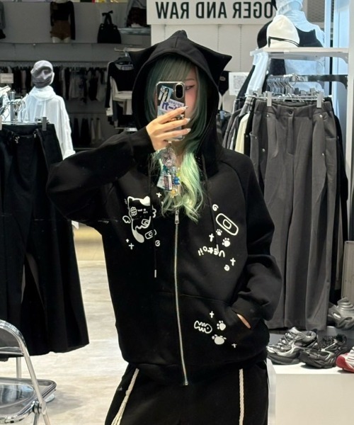 Never mind the XU / Chikashitsu+(ネバーマインド ザ エックスユー / チカシツプラス)の「【Nerd out XU】neko!! zip hoodie / 【ナードアウトエックスユー】キャットプリント猫耳ジップフーディ <着用動画あり>(パーカー・メンズ・グレー/ブラック・XL/M)」の2枚目の写真