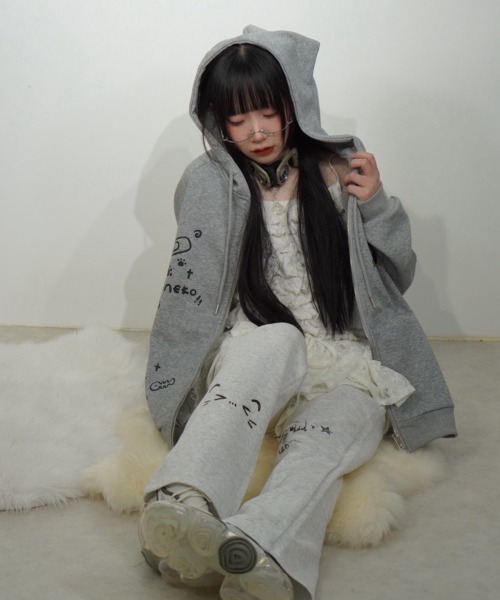 Never mind the XU / Chikashitsu+(ネバーマインド ザ エックスユー / チカシツプラス)の「【Nerd out XU】neko!! zip hoodie / 【ナードアウトエックスユー】キャットプリント猫耳ジップフーディ <着用動画あり>(パーカー・メンズ・グレー/ブラック・XL/M)」の4枚目の写真