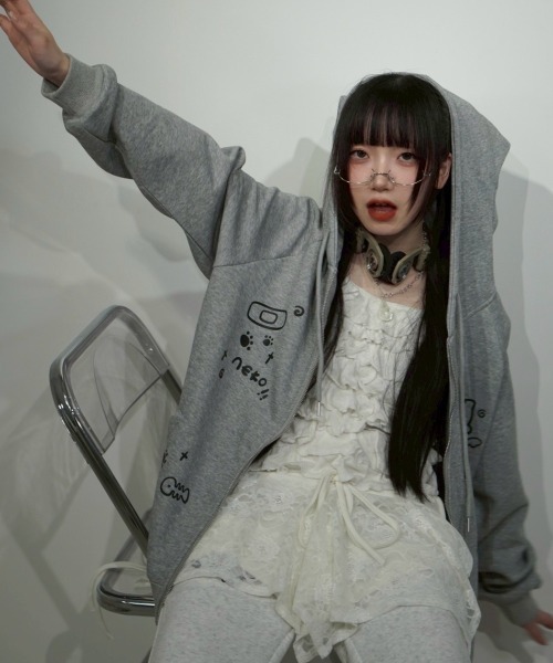 Never mind the XU / Chikashitsu+(ネバーマインド ザ エックスユー / チカシツプラス)の「【Nerd out XU】neko!! zip hoodie / 【ナードアウトエックスユー】キャットプリント猫耳ジップフーディ <着用動画あり>(パーカー・メンズ・グレー/ブラック・XL/M)」の5枚目の写真