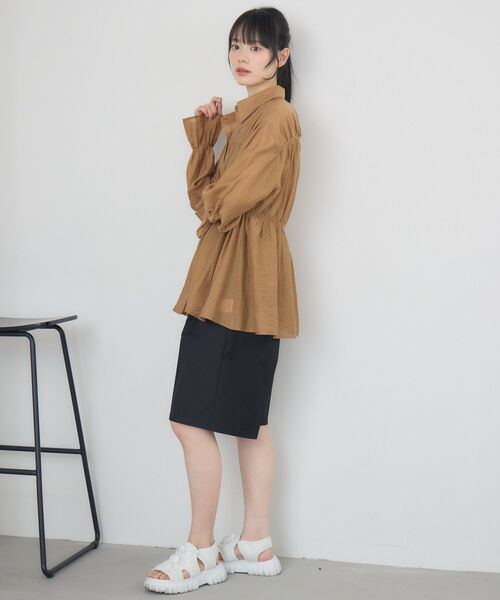 RETRO GIRL(レトロガール)の「シャーリングペプラムSH(シャツ/ブラウス・レディース・ナチュラル/ブラウン/ダークグレー・FREE)」の4枚目の写真