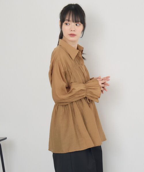 RETRO GIRL(レトロガール)の「シャーリングペプラムSH(シャツ/ブラウス・レディース・ナチュラル/ブラウン/ダークグレー・FREE)」の6枚目の写真