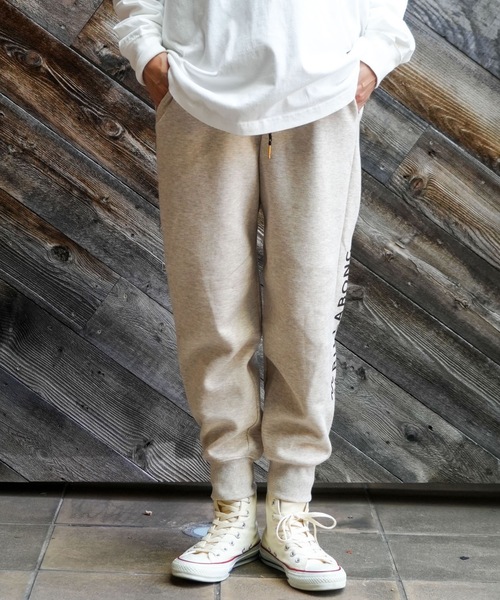 BILLABONG（ビラボン）の「BILLABONG メンズ WIDE JOGGER セットアップボトムス 【2025年秋冬モデル】/ビラボンセットアップ対応撥水加工サイドロゴプリントウエストゴムスウェットジョガーパンツ（スウェットパンツ・メンズ・グレー/サンドベージュ/ブラック・LARGE/MEDIUM/X-LARGE）」の3枚目の写真