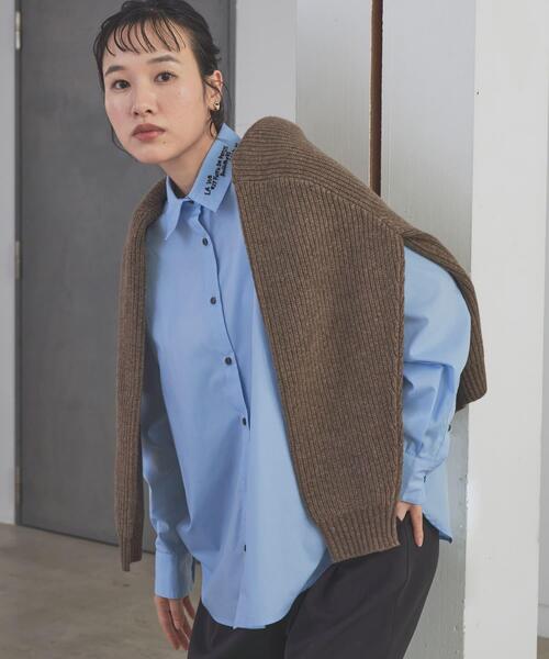 URBAN RESEARCH DOORS（アーバンリサーチドアーズ）の「衿ロゴ刺繍カラーシャツ（シャツ/ブラウス・レディース・ピンク/ブルー・MEDIUM）」の2枚目の写真