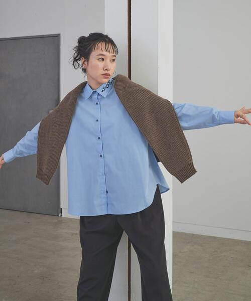 URBAN RESEARCH DOORS（アーバンリサーチドアーズ）の「衿ロゴ刺繍カラーシャツ（シャツ/ブラウス・レディース・ピンク/ブルー・MEDIUM）」の3枚目の写真