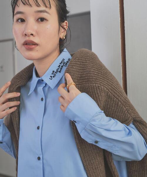 URBAN RESEARCH DOORS（アーバンリサーチドアーズ）の「衿ロゴ刺繍カラーシャツ（シャツ/ブラウス・レディース・ピンク/ブルー・MEDIUM）」の4枚目の写真