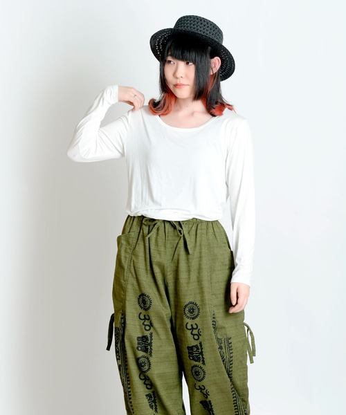MARAI(マーライ)の「とろみボートネック 長袖Tシャツ カットソー(Tシャツ/カットソー・レディース・ブラウン/ホワイト/グレー/ブラック・XL/L)」の2枚目の写真