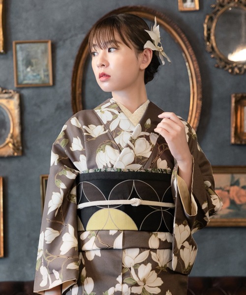 kimonomachi（キモノマチ）の「レディース 洗える着物 単品 袷着物 M/L サイズ　KIMONOMACHI オリジナル　銀木犀 白木蓮 アラベスク南天 牡丹 着物単品　小紋（着物・レディース・ラベンダー/グレイッシュベージュ/ブラック/ブラック系/キナリ/ダークブラウン/チャコールグレー/モーブ系・L/M）」の6枚目の写真